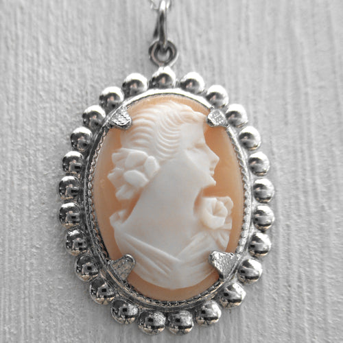 Beautiful Vintage Carved Shell Cameo Pendant Necklace